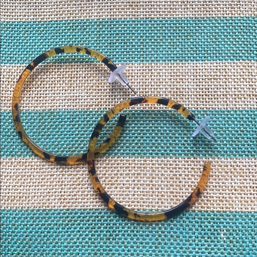 Tortoise pattern earrings New 🦋 Bundle 3/$25